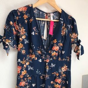 🏷NWT Blue Floral V Neck Romper
